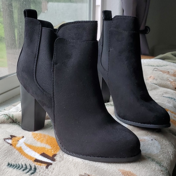 Nature Breeze Shoes - ❗SALE❗NIB faux suede Chelsea boot with chunky heel